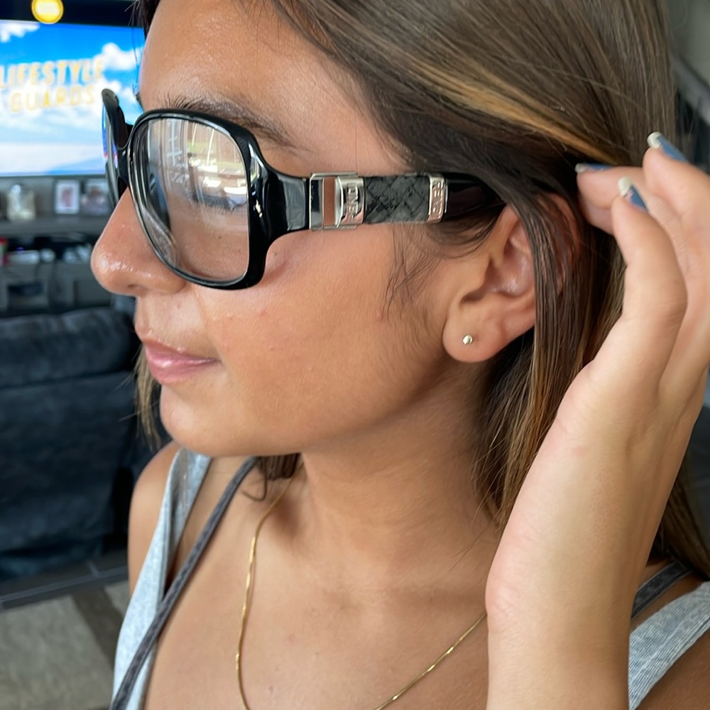 Fendi Frames EUC comes with a fendi case. 
Fendi case has call outs.